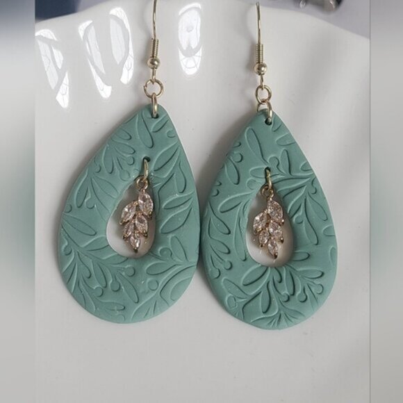 Boho Gold Plated Sage Green Leaf Pattern Crystal Clay Drop Dangle Earrings - Picture 5 of 6